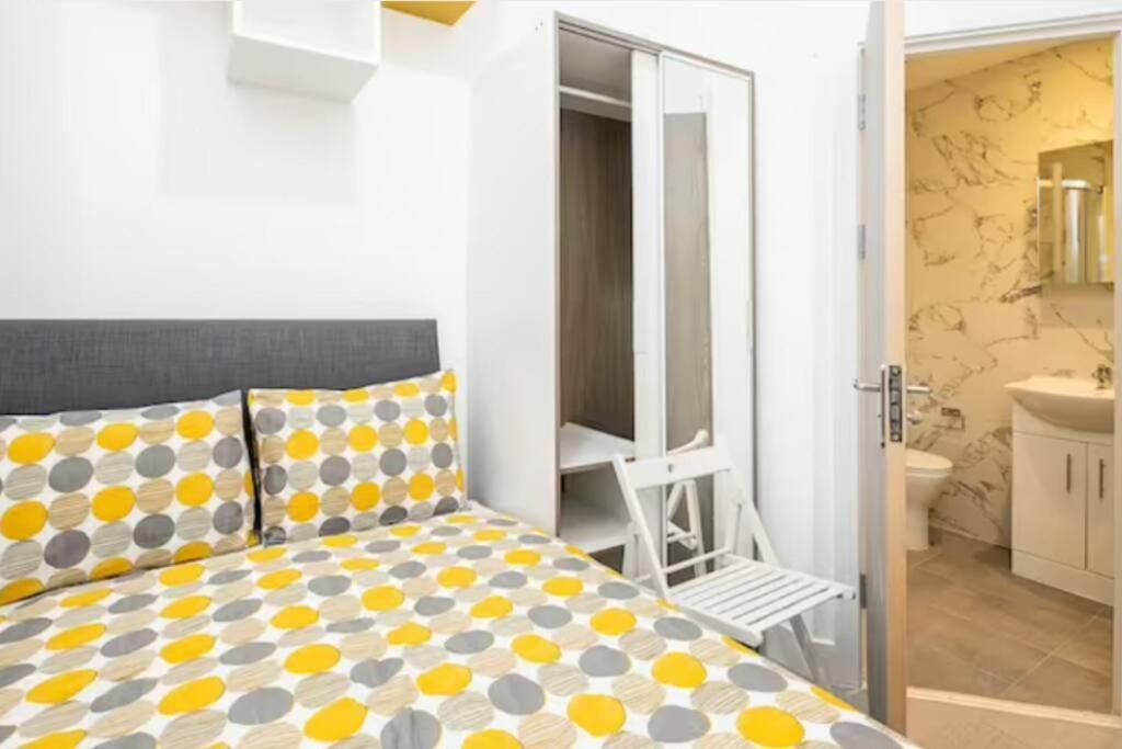 Boutique Modern Hotel Room For Two Near Tube And Bus Stations Лондон Екстер'єр фото
