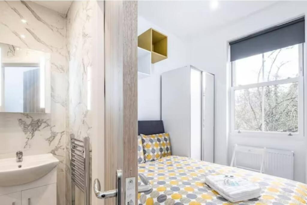Boutique Modern Hotel Room For Two Near Tube And Bus Stations Лондон Екстер'єр фото